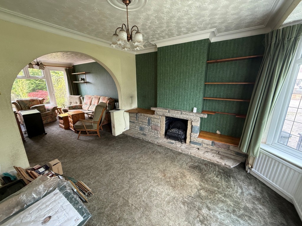 Lot: 90 - SEMI-DETACHED HOUSE FOR IMPROVEMENT - Living room with archway to dining area